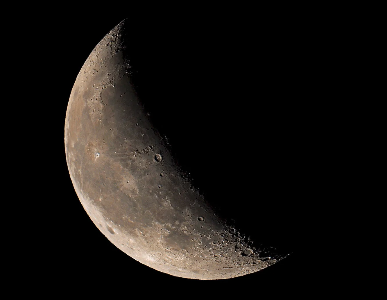 Luna creciente en detalle