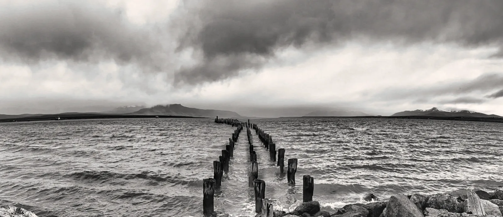 Muelle en blanco y negro sobre el mar