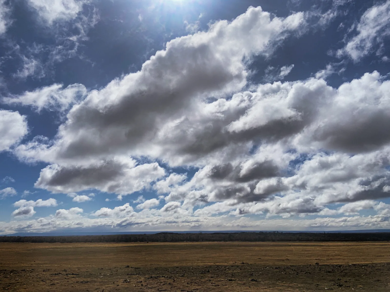 Nubes dramáticas sobre el paisaje