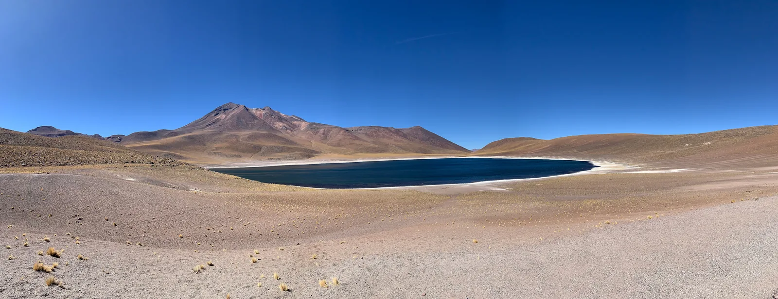 Laguna y montañas del altiplano