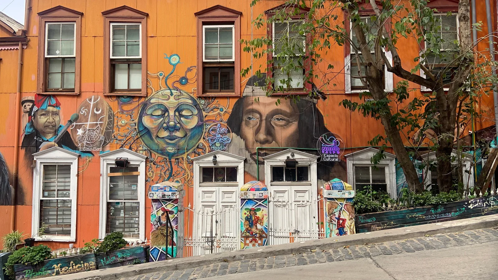 Calle de Valparaíso con arquitectura de color