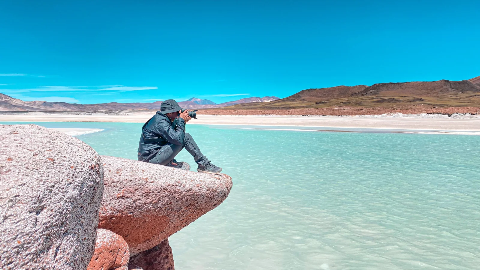 Hugo fotografiando en una laguna del Altiplano de Atacama