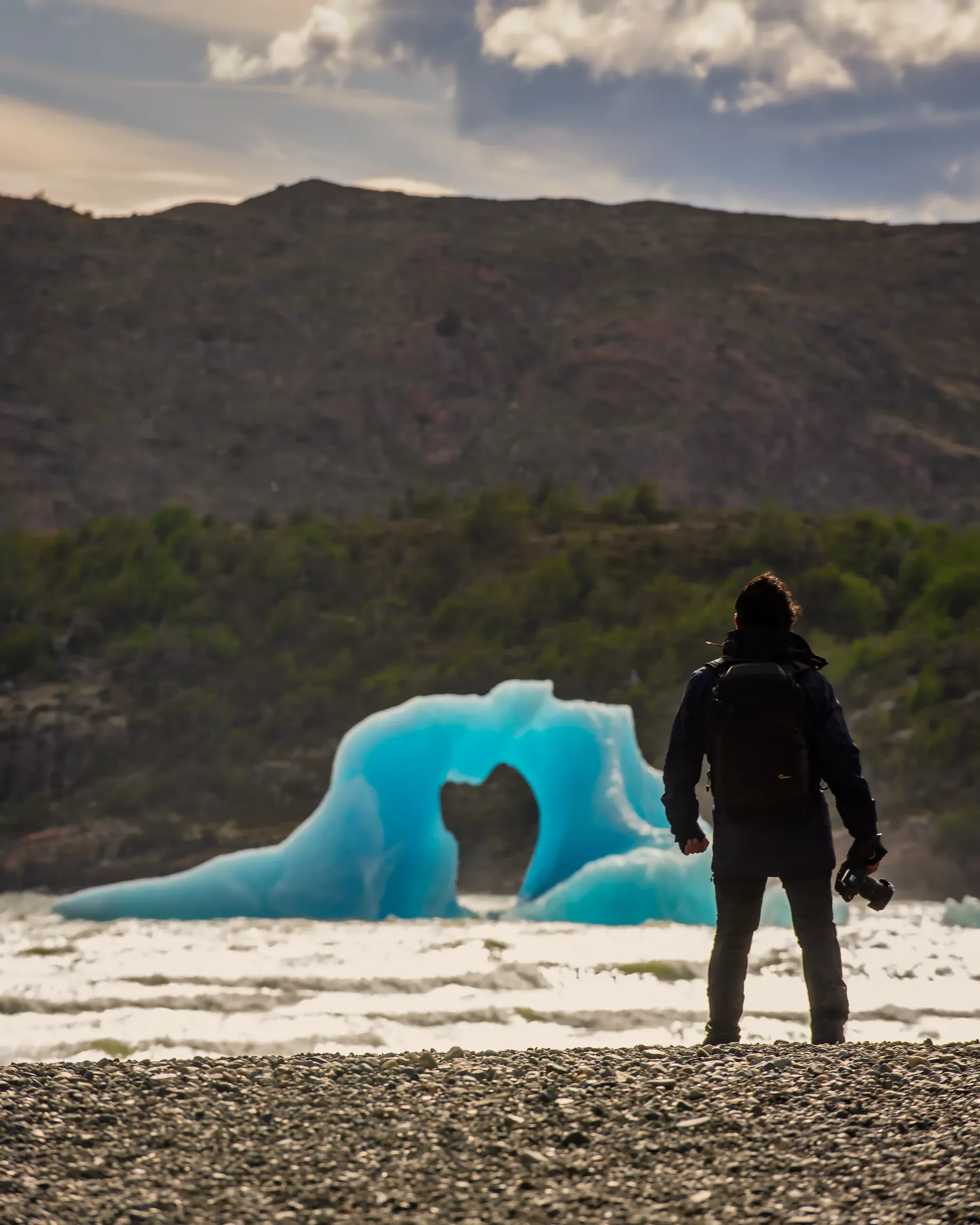 Hugo fotografiando un iceberg en Patagonia