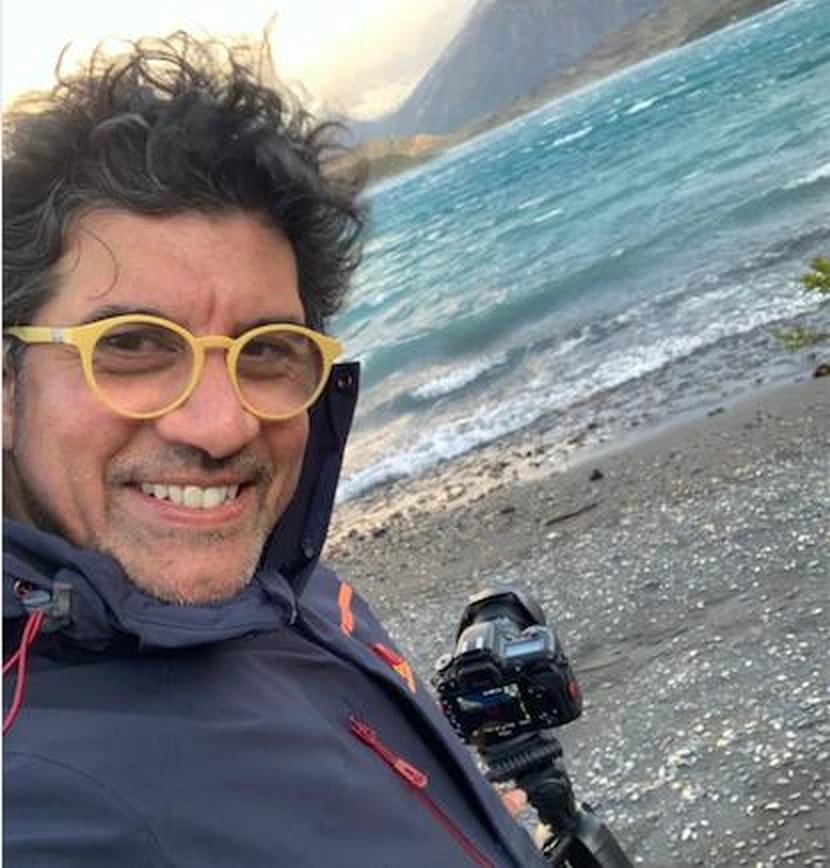 Hugo, fundador y fotógrafo de TeleObjetivo, en terreno junto a un lago glaciar